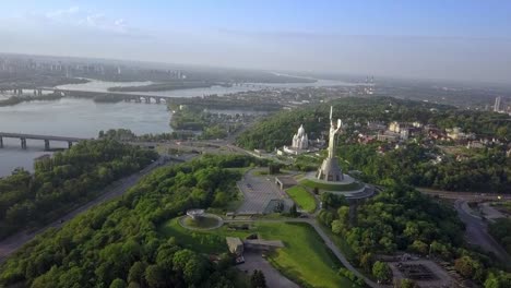 Drohne-Video-der-Mutter-Heimat-Denkmal-in-Kiew,-Ukraine