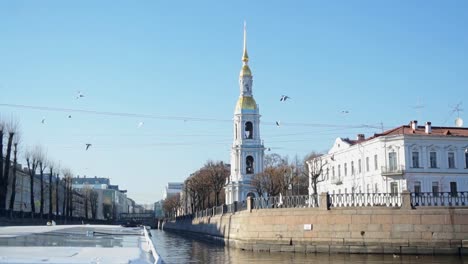 Kryukov-Kanal-und-Bell-Turm-von-St.-Nicholas-Cathedral-in-St.-Petersburg.