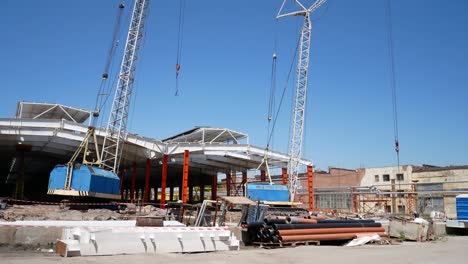 Grúa-de-la-construcción-y-los-trabajadores-en-obra