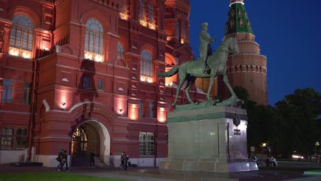 Paseo-de-noche-por-la-Plaza-Roja-iluminada-cerca-del-monumento-al-mariscal-Zhukov