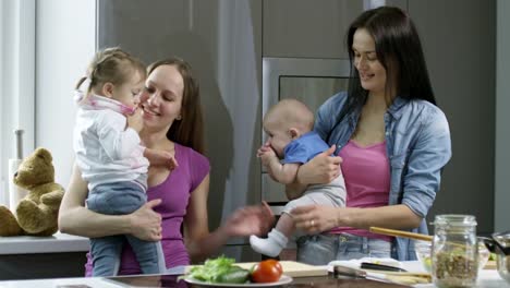 Mujeres-con-niños-en-la-cocina