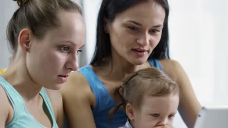 Madres-con-el-niño-viendo-caricaturas-en-tableta