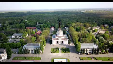 Video-panorámico-de-los-aviones-no-tripulados-sobre-las-central-cuadradas-y-recreativas-las-zonas-del-Centro-Nacional-de-exposiciones-en-Kiev,-Ucrania.-Vista-de-lenta-de-zángano-en-video-FullHD