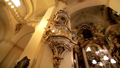 Schönes-Interieur-der-katholischen-Kirche