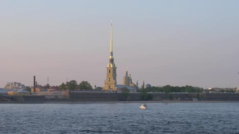 Vista-de-la-fortaleza-de-Peter-Pavel-a-través-del-río-Neva-en-San-Petreburg,-Rusia.