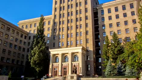 Die-Gebäude-des-Charkower-Kharkiv-nationale-Universität-Timelapse-hyperlapse