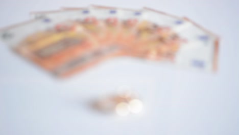 Wedding-rings-and-banknotes-focusing