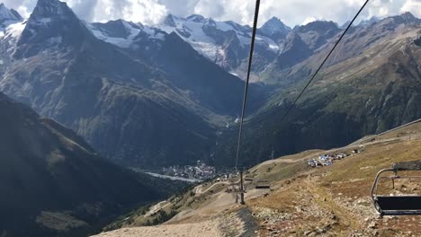 Blick-von-der-Seilbahn-von-Moussa-Achitara-Berg,-Dombay