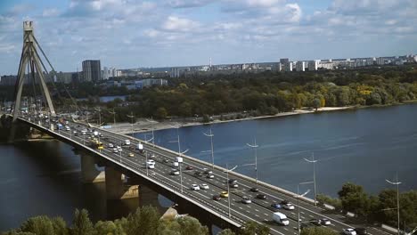 Brücke.-Die-Brücke-über-die-Straße-zu-transportieren.-Ansicht-von-oben