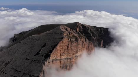 Vista-aérea-de-la-niebla-en-la-garganta-de-la-montaña.