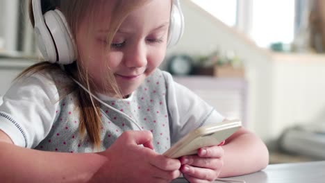 Niña-linda-escuchando-música-en-el-Smartphone