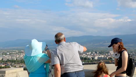 Grupo-de-turistas-admirar-la-vista