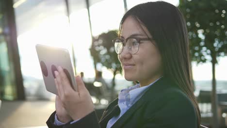 Asian-businesswoman-working-on-digital-tablet-at-airport