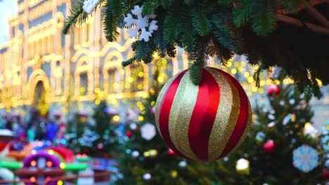 Roter-Platz,-Moskau,-Russland.-Weihnachtskugeln-am-Baum-hautnah-neben-dem-Einkaufszentrum-Gum