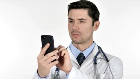 Médico-con-Smartphone-sobre-fondo-blanco