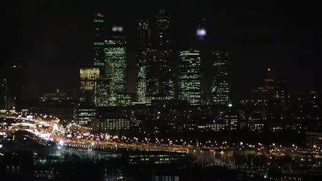 Moskauer-internationales-Wirtschaftszentrum-"Moskau-Stadt».-Nächtliches-oder-abendliches-Stadtbild.-Blauer-Himmel-und-Straßenbeleuchtung.-Stadtarchitektur