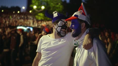 Zwei-Schwule,-die-Fußball-beobachten.-Lgbt-unter-uns.-Toleranz-und-Liebe-2-Jungs.-Männer-Fußball