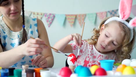 Madre-y-niña-pintura-huevo-de-Pascua