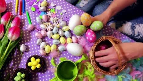 Mujer-ordenando-decoraciones-de-Pascua