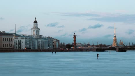 La-fortaleza-de-Pedro-y-Pablo-y-el-Museo-Kunstkamera-y-el-río-Neva-congelado