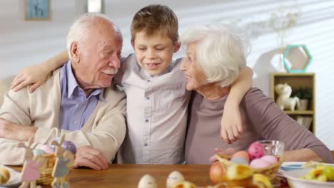 El-pequeño-niño-abrazando-abuelos-en-Pascua