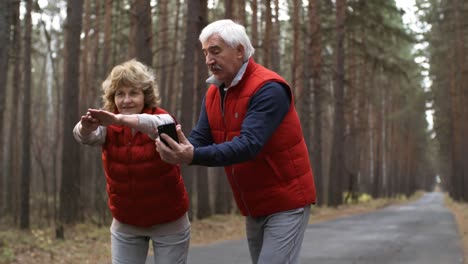 Retired-Athletes-with-Smartphone-on-Outdoor-Training