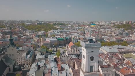 Ciudad-aérea-de-Lviv,-Ucrania.-Ciudad-Europea.-Zonas-populares-de-la-ciudad.-Ayuntamiento