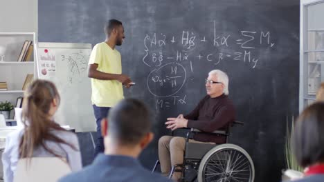 Estudiante-negro-explicando-la-ecuación-en-Blackboard