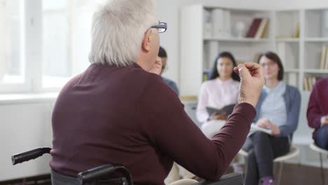 Reifer-Professor-spricht-vor-multiethnischen-Studenten