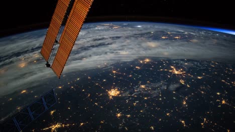 Tierra-Nocturna-vista-desde-el-espacio.-Imágenes-de-dominio-público-de-la-Nasa