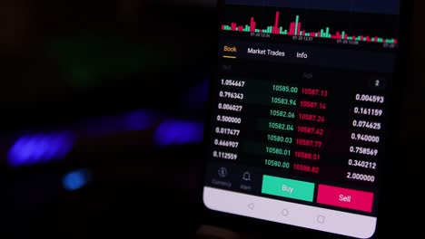 Gráfico-de-trading-financiero-con-botón-de-venta-y-compra-en-la-pantalla-del-smartphone