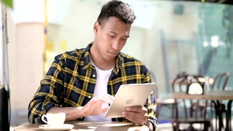 Junge-afrikanische-Mann-mit-Tablet,-Outdoor-Cafe