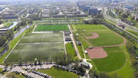 Volando-sobre-el-suelo-de-la-arena-Kalverdijkje-en-Leeuwarden-Holland