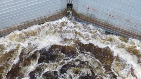 Perforación-de-agua-en-la-puerta-de-entrada-de-una-central-hidroeléctrica.-El-agua-hierve.