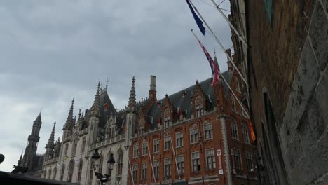 Brujas,-Bélgica---Mayo-2019:-Vista-del-Palacio-Gruuthuse.-La-zona-está-más-lejos-por-el-palacio.-Los-turistas-caminan.