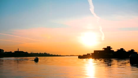 Ein-schöner-Blick-auf-den-Sonnenuntergangshimmel---die-Sonne-geht-über-Wasser-unter