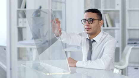 Arabische-Büroangestellte-mit-transparentem-VR-Touchscreen-im-Büro