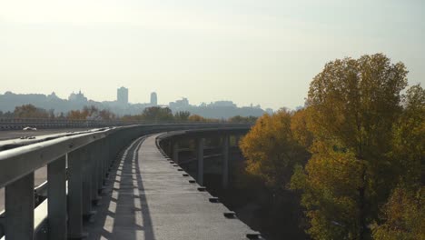 Unvollendete-Brücke-vor-dem-Hintergrund-der-Silhouette-der-Stadt.-Unvollendete-Autobahn-entfernt-e.V.