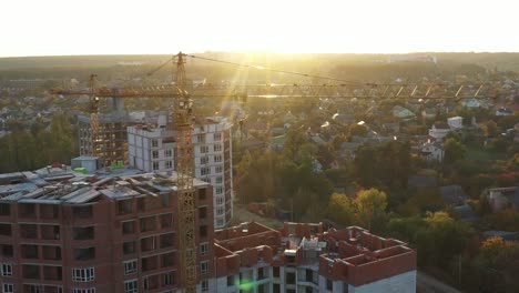 Flug-über-die-Baustelle,-im-Morgengrauen,-4k-Drohnenansicht