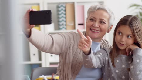 Großmutter-macht-Selfie-mit-Enkelin