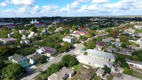 Pintoresca-vista-de-pájaro-de-una-gran-ciudad-en-el-sur-de-Ucrania-con-largos-edificios-de-campo,-pequeñas-casas-privadas-y-parques-verdes-en-verano