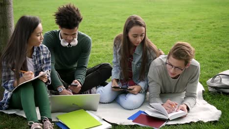 Gemischtes-Team-von-Studenten-arbeitet-gemeinsam-an-Hausaufgaben