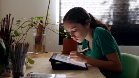 Teenage-girl-drawing-using-a-tablet-computer-and-an-electronic-pen