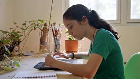 Teenager-Mädchen-Zeichnung-mit-einem-Tablet-Computer-und-einem-elektronischen-Stift