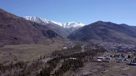 Altai-Gebirge.-Highland-Landschaft.-Russland.-Sibirien.-Flug-am-Quadrocopter.-Ansicht-von-oben