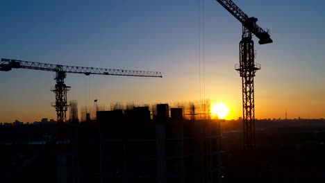 Edificio-en-construcción-con-trabajadores