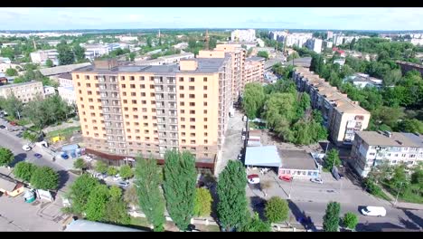 Fachada-de-un-edificio-de-varios-pisos