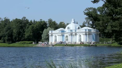 Pabellón-"Gruta"-en-la-orilla-de-la-charca-grande-de-Catherine-Park,-Tsarskoye-Selo-Pushkin,-San-Petersburgo