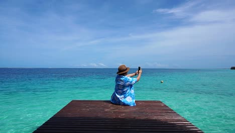 Tourist-mit-Smartphone-Panorama-Ausblicke-vom-schönen-Meer-Paradies