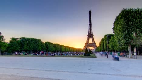 Eiffelturm-gesehen-vom-Champ-de-Mars-bei-Sonnenuntergang-Timelapse,-Paris,-Frankreich